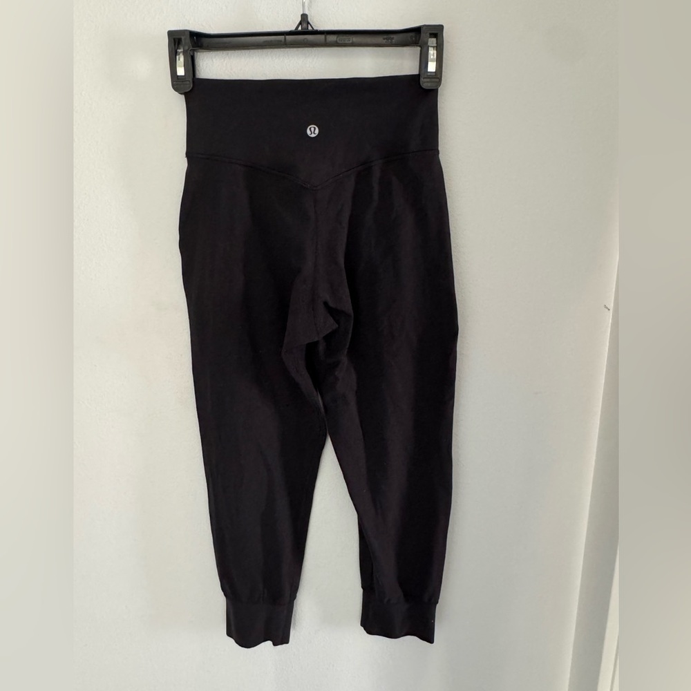 Lululemon align high rise crop joggers 
New condition size 2